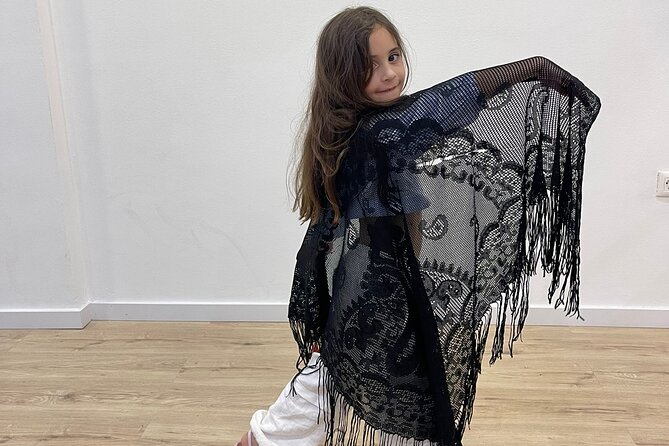 45 minutes flamenco dance class for family in Málaga - Learning the rumba flamenca choreography