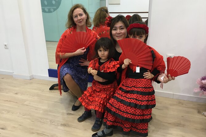 45 minutes flamenco dance class for family in Málaga - Props that make the lesson memorable