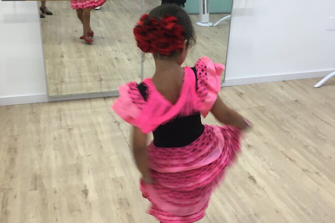 45 minutes flamenco dance class for family in Málaga - A cultural activity, not just a dance workout