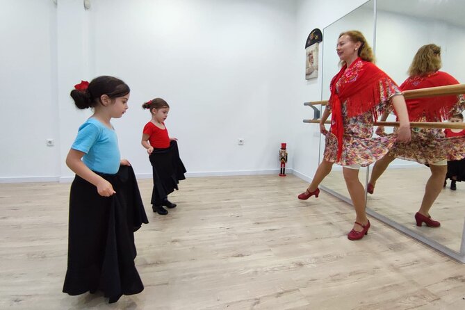 45 minutes flamenco dance class for family in Málaga - Starting with warm-up and basic movements