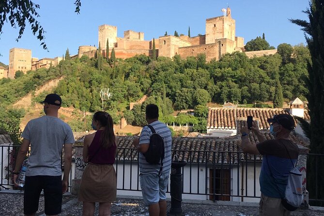 Albaicín and Sacromonte Sunset tour + Flamenco show - Walking through the Albaicín’s medieval lanes