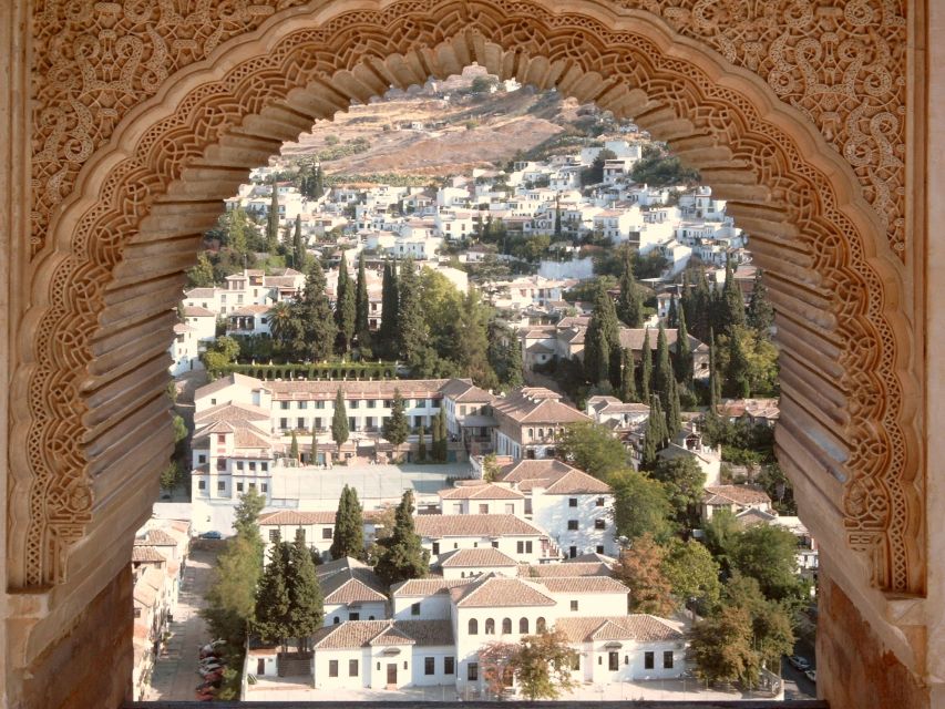 Albaicín & Sacromonte: Tour with Flamenco Show - Sacromonte and its stories of artists and gypsies