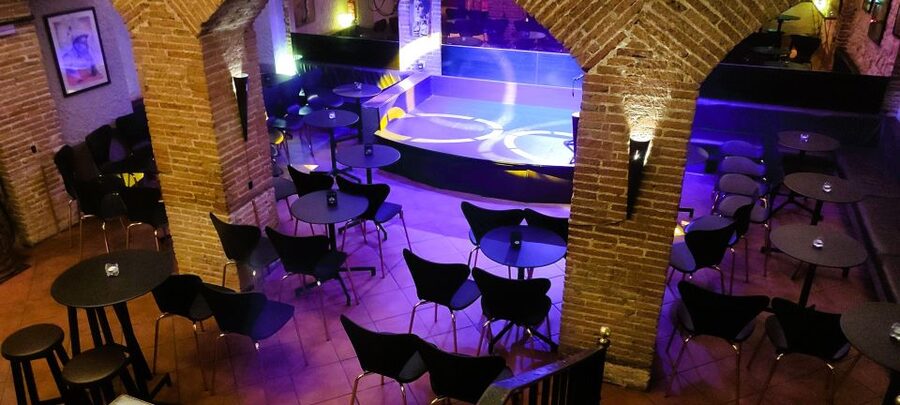 Barcelona: Exclusive Flamenco Show at El Paraigua with Drink - Entering El Paraigua in Barcelona’s Gothic Quarter