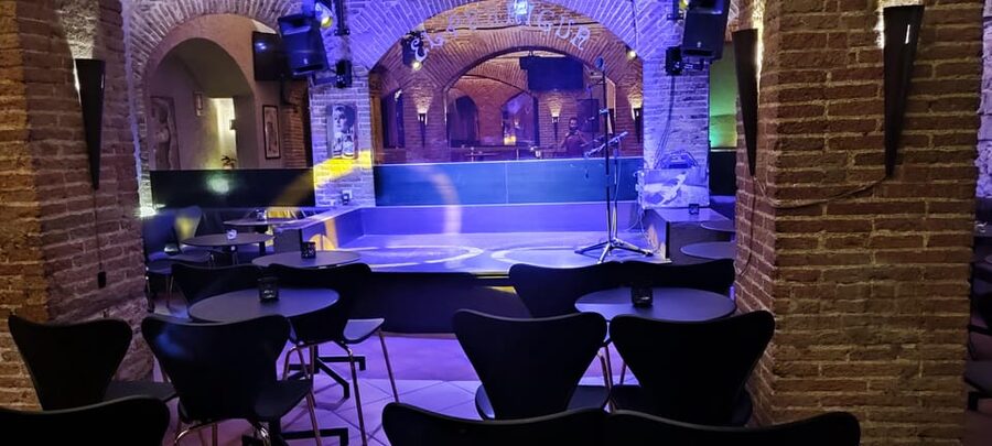 Barcelona: Exclusive Flamenco Show at El Paraigua with Drink - The evening schedule from 8:15 to 10 p.m.