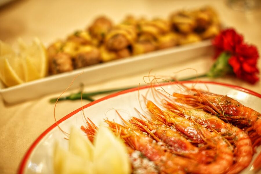 Barcelona: Flamenco Show with Dinner at Tablao de Carmen - What happens during the one-hour flamenco show