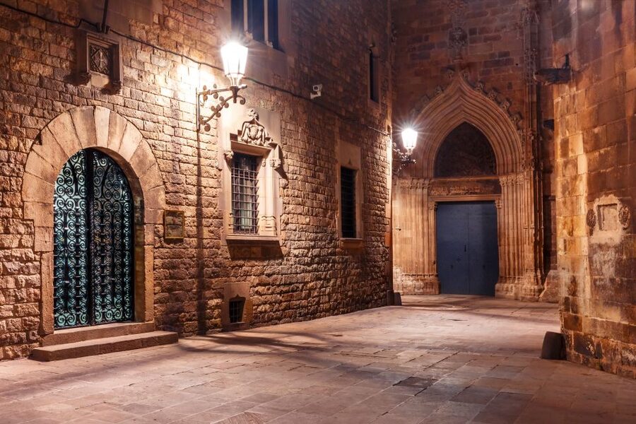 Barcelona: Gothic Quarter and Flamenco Show (Small Group) - Who should book this experience?