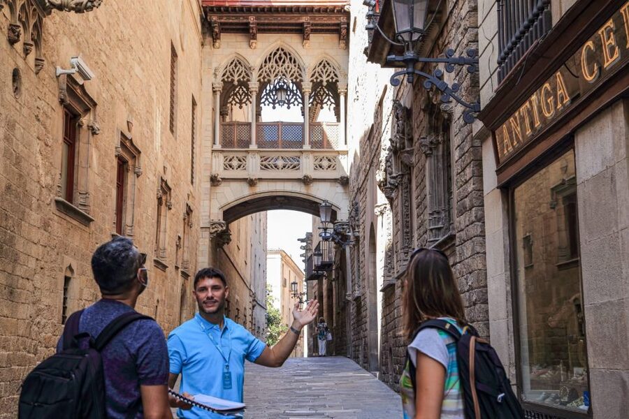 Barcelona: Gothic Quarter Guided Tour with Flamenco & Tapas - Why this evening works so well