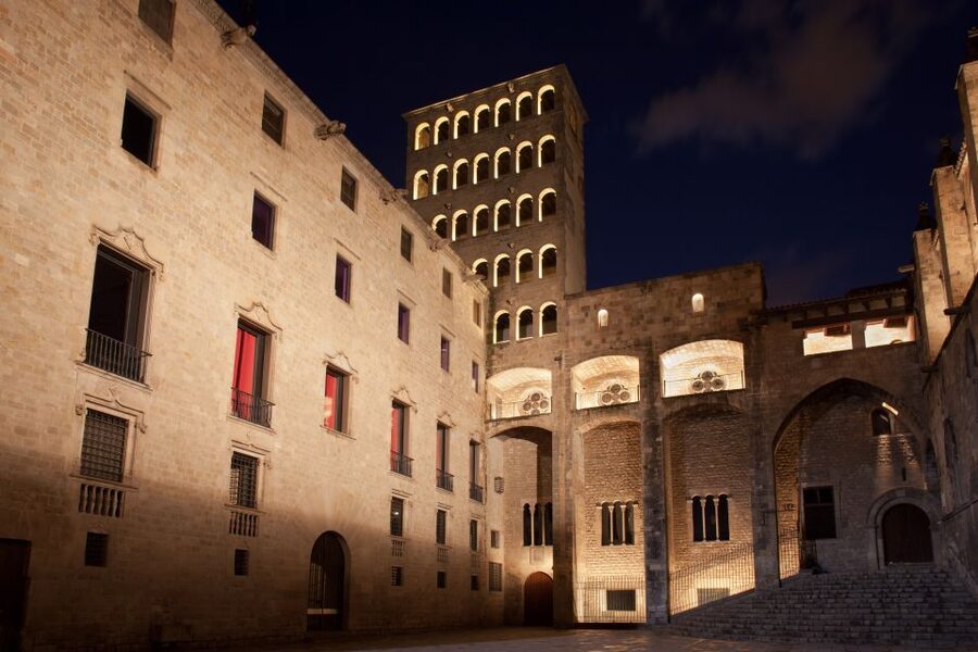 Barcelona: Gothic Quarter Guided Tour with Flamenco & Tapas - Tapas in Plaça Reial