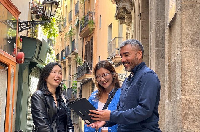 Barcelona Gothic Quarter Tour and Flamenco Show - Small discoveries that make the walk memorable