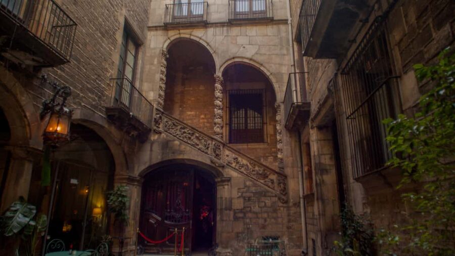 Barcelona: Old Town Artistic Tour & Flamenco Show - Starting at Plaça de la Universitat