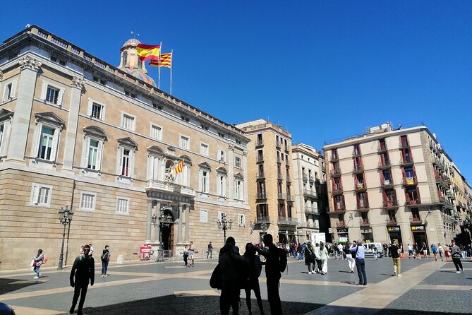 Barcelona Old Town Tour With Optional Flamenco Show - Pont del Bisbe and a strange Gothic message