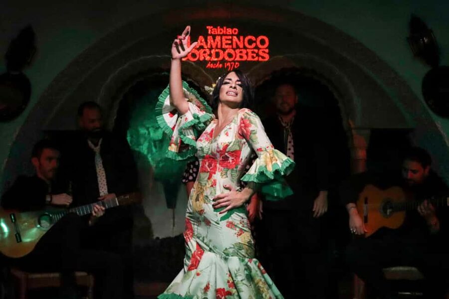 Barcelona: Tablao Flamenco Cordobes with Food/Drink Options - Seating, children, and accessibility details