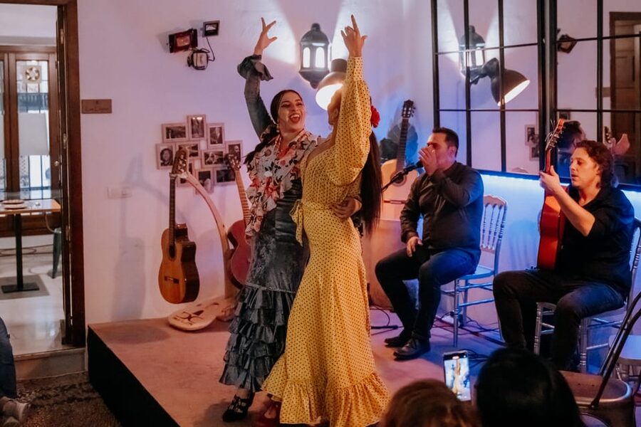 Córdoba: Tablao Flamenco at Doble de Cepa with Optional Meal - The patio puts you close to the action