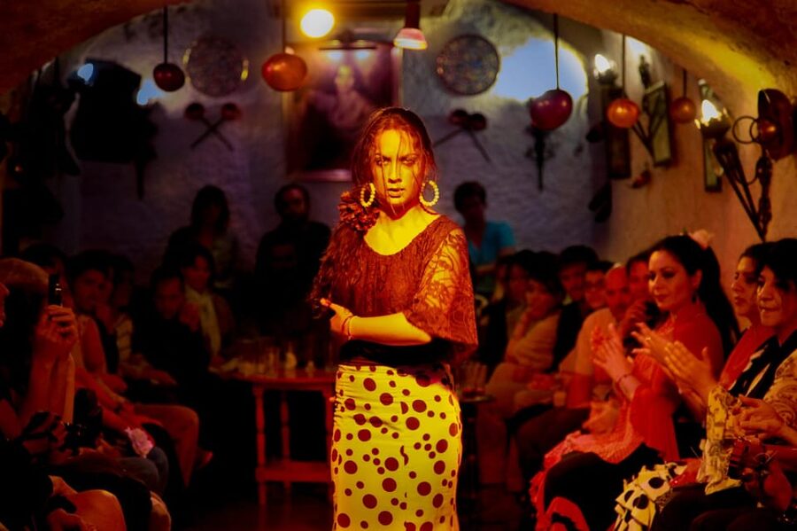 Flamenco Show: Zambra in Cuevas del Sacromonte - Why Sacromonte makes this show different