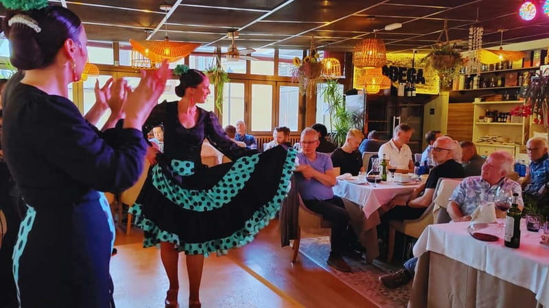 Fuengirola: Flamenco Show at Tipi Tapa Restaurant near Mijas - The final stage moment is more than a photo opportunity