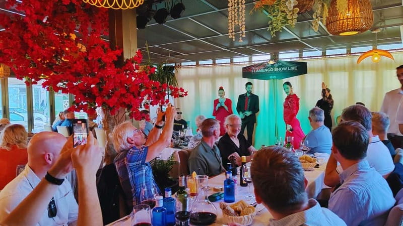 Fuengirola: Flamenco Show at Tipi Tapa Restaurant near Mijas - What happens during the one-hour performance