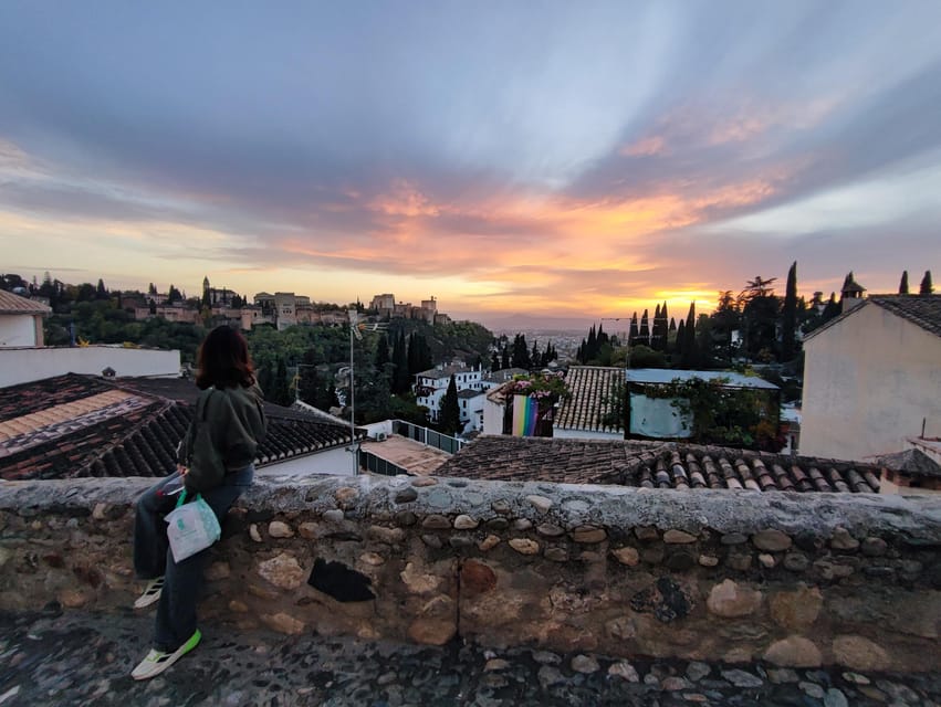 Granada: Albaicín and Sacromonte Sunset Tour & Flamenco Show - San Nicolás and the ten-minute photo stop