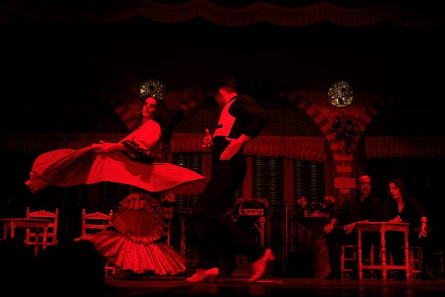 Granada: Albaicín and Sacromonte Sunset Tour & Flamenco Show - Sacromonte’s cave-houses and flamenco roots