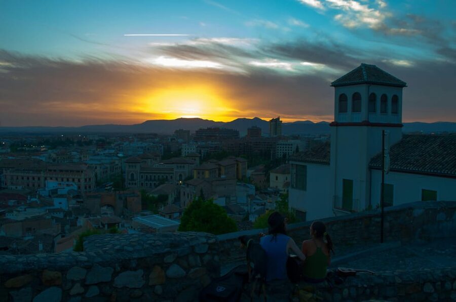 Granada: Albaicín and Sacromonte Sunset Tour & Flamenco Show - The guide can make or break the walking portion