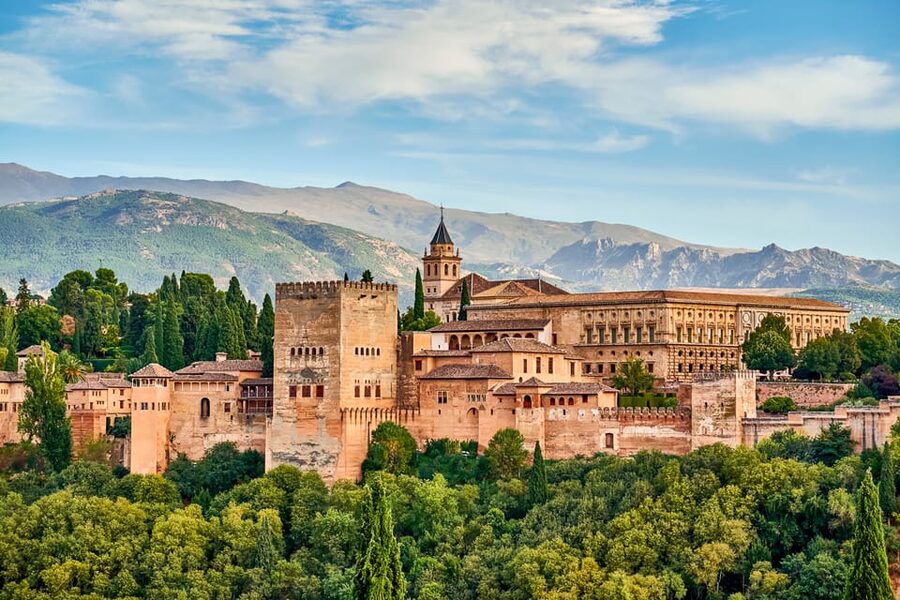 Granada: Alhambra Guided Tour and Flamenco Show - Guides, languages, and hearing the commentary