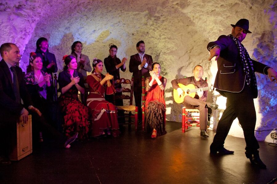 Granada: Flamenco Show at Templo del Flamenco with Drink - Choosing seats and handling the room