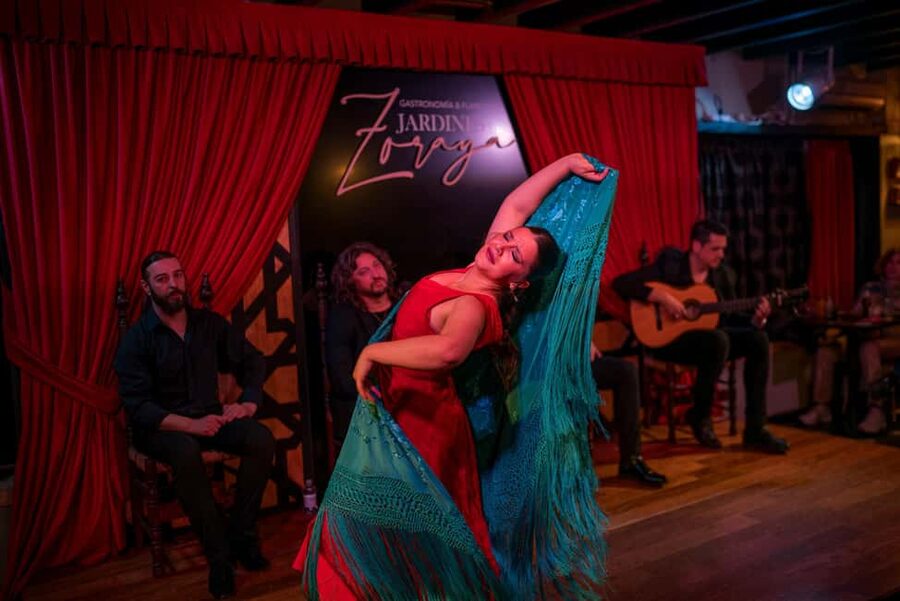 Granada: Flamenco Show in Albayzín - Jardines de Zoraya - How the food and service fit into the evening
