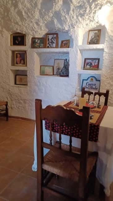 Granada: Flamenco Show Los Parrones in the Sacromonte Caves - Los Parrones and the value of family tradition