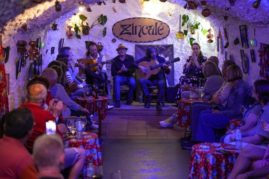 Granada: Live Flamenco Show - Arriving at Cueva Zincalé in Sacromonte