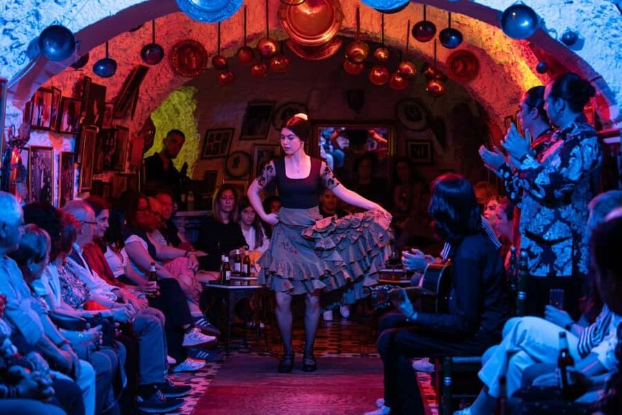 Granada: Los Amayas Cave Flamenco Show in Sacromonte - Arriving in Sacromonte and getting settled