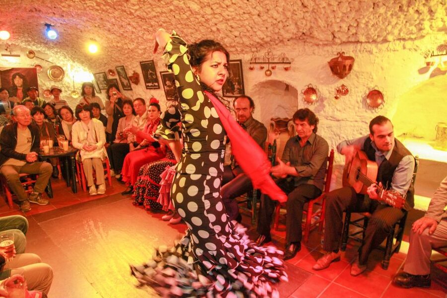 Granada: Sacromonte Caves Flamenco Show with Dinner - Arriving at Cuevas Los Tarantos