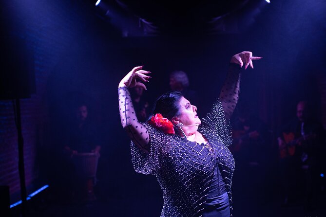 Intimate Flamenco Show & Spanish Drink in Madrid at La Carmela - Getting there and making the evening easy