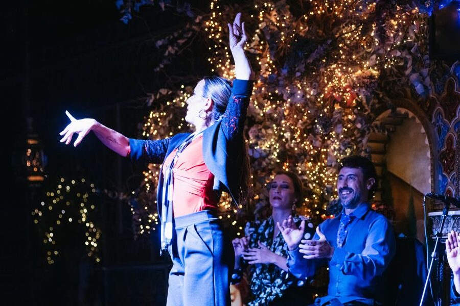 Madrid: Live Flamenco Show with Food and Drinks Options - One hour of singers, guitarists, and dancers