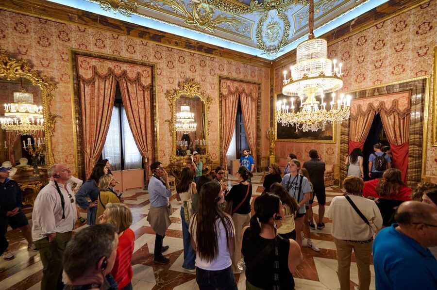 Madrid: Royal Palace Tour, Flamenco Show, & Tapas with Drink - How the Guide Affects the Palace Visit