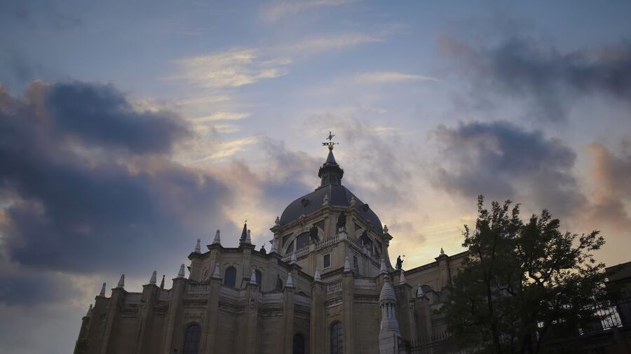 Madrid: Sunset Walking Tour with Optional Flamenco Show - The guides are central to the value