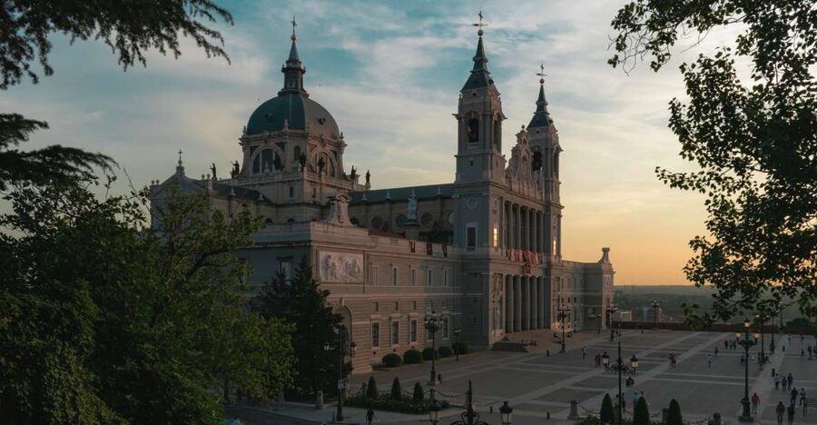 Madrid: Sunset Walking Tour with Optional Flamenco Show - Gran Vía, Metropolis, and Telefónica