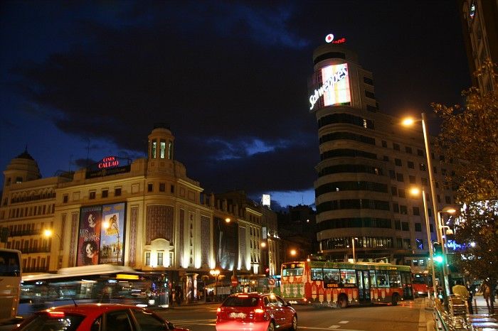 Madrid: Sunset Walking Tour with Optional Flamenco Show - A break at Mercado de San Miguel
