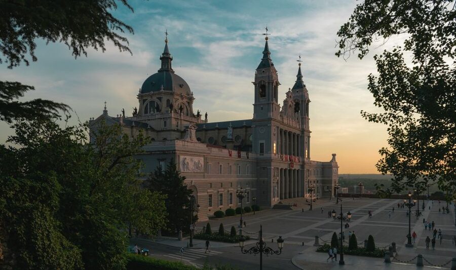 Madrid: Sunset Walking Tour with Optional Flamenco Show - Adding flamenco and dinner