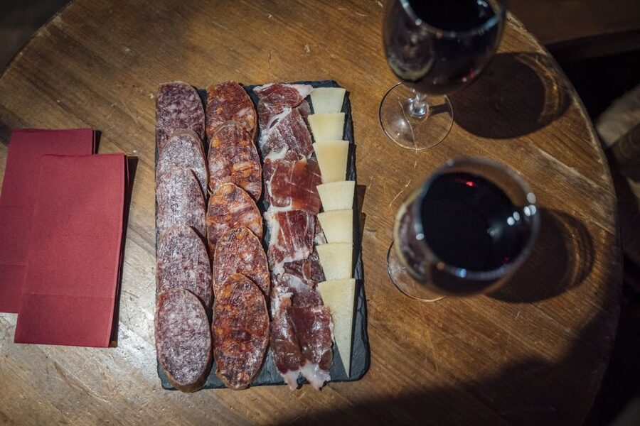 Malaga: Authentic Flamenco Show at El Gallo Ronco - Food, drinks, and the evening atmosphere