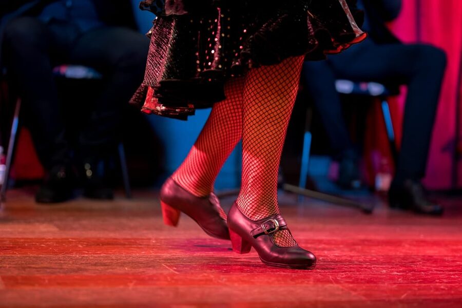 Málaga: Flamenco Course 4pm + 1-Hour Show, 3 Tapas and Drink - Entering the intimate tablao