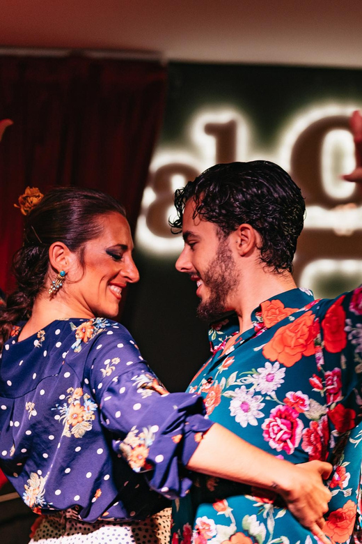 Málaga: Live Flamenco Show at Flamenco Alegría - Tapas, wine, and ordering before the lights go down