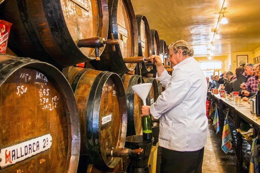Malaga: PREMIUM TAPAS TOUR Paella, Tapas, Winery & Flamenco - Who will enjoy this evening most