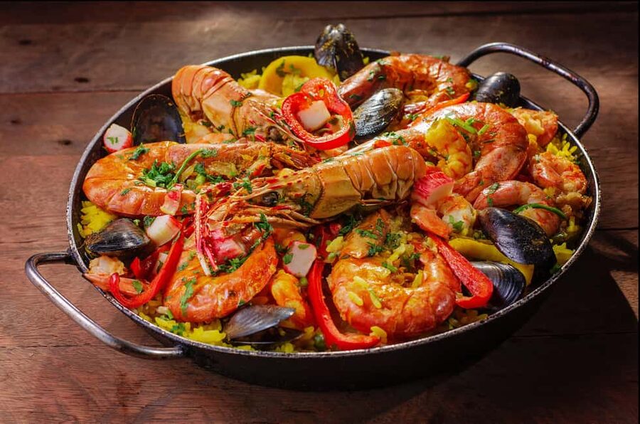 Malaga: PREMIUM TAPAS TOUR Paella, Tapas, Winery & Flamenco - The first restaurant: three dishes and a drink