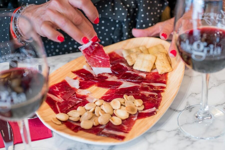 Malaga: Show and Food at Alegría Flamenco and Restaurant - A different program each week