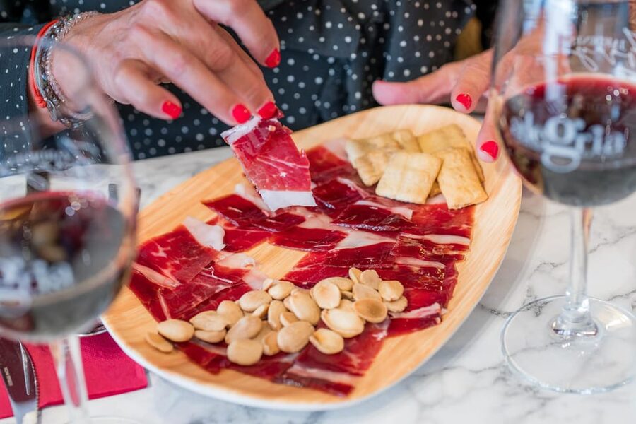 Malaga: Show and Food at Alegría Flamenco and Restaurant - The service keeps the evening moving