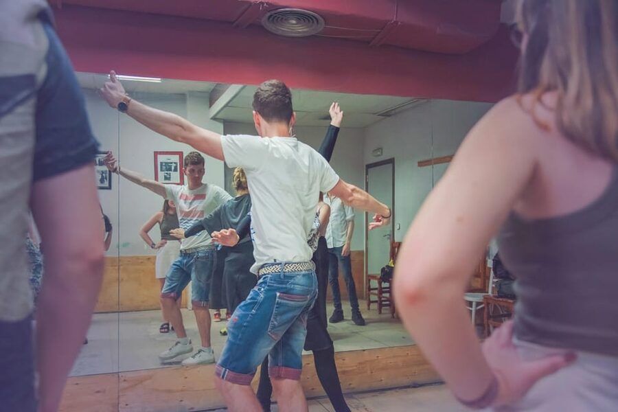 Sevilla: Flamenco Class Experience - Meeting at Plaza Virgen de los Reyes