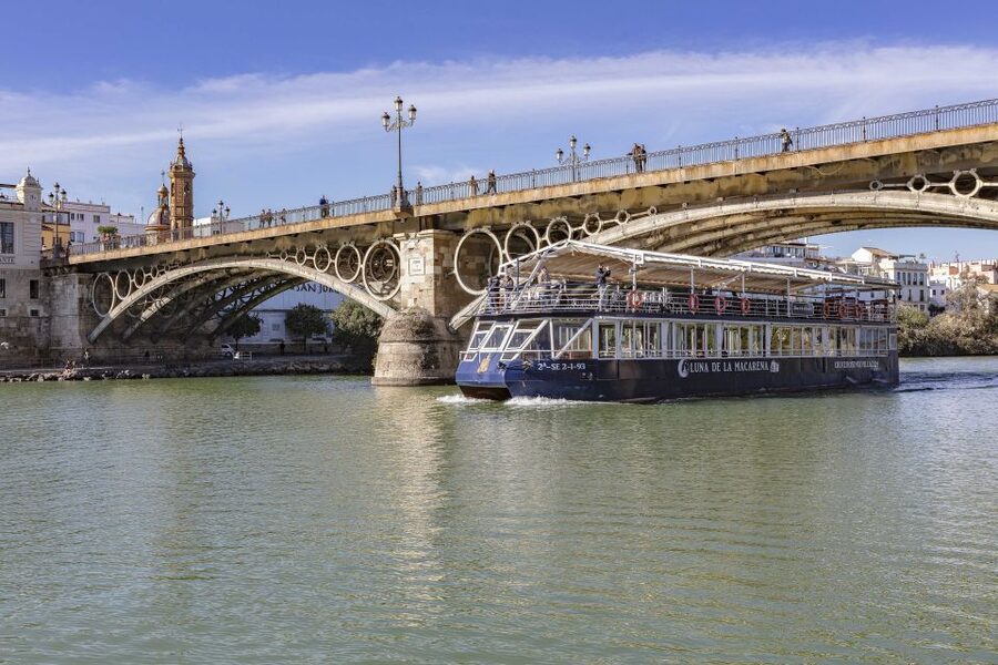 Sevilla: Hop-On Hop-Off & Walking Tours, Cruise & Flamenco - Getting your bearings on the 14-stop bus