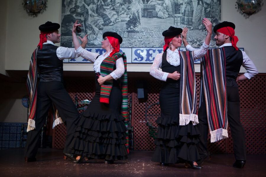 Seville: El Patio Sevillano Flamenco Show Ticket & Dinner - What kind of flamenco show is this?