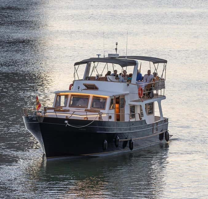 Seville: Flamenco life music Yacht Cruise, Tapas & Drinks - A Seville evening that starts at the river