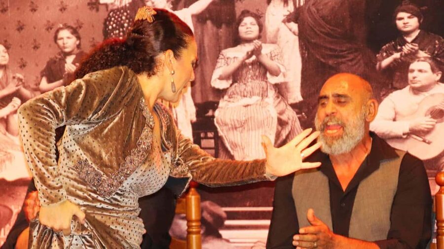 Seville: Flamenco Show & Cocktail Experience - The atmosphere, from guitar to footwork