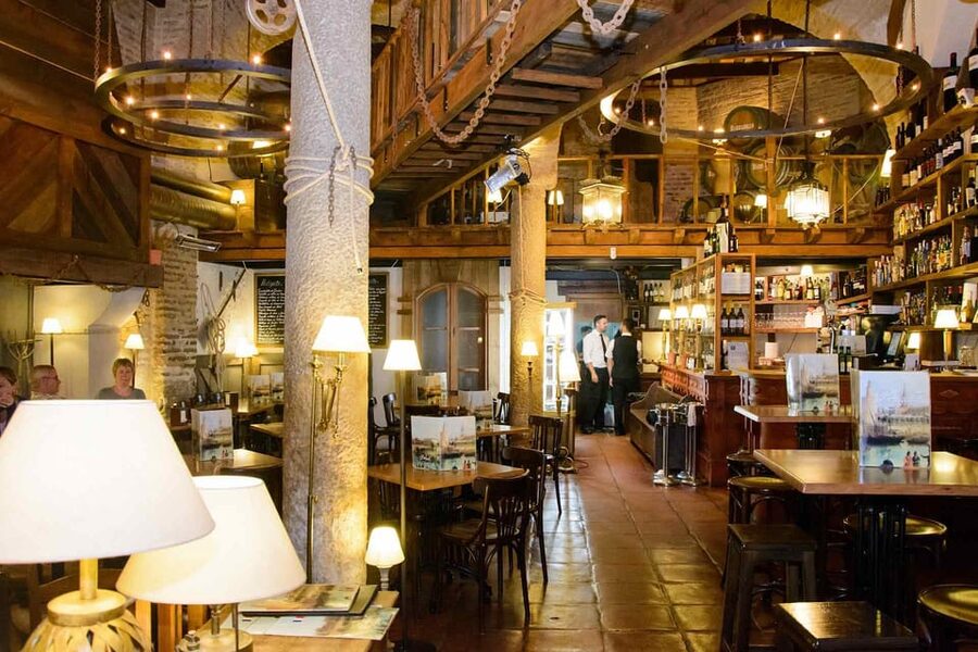 Seville: Tapas Dinner and Flamenco Show - The short walk to Seville’s flamenco tablao
